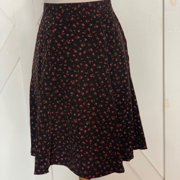 Black skirt with mini red/blue florals - Picture 4 of 11